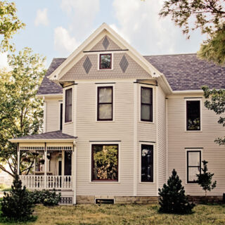 HardieShingle
Half rounds
Iowa
Midwest
Farm house
brown
tan